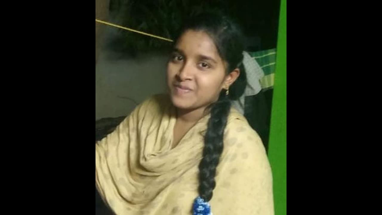 ఇంటర్ విద్యార్థిని మృతదేహాన్ని... గుట్టుగా తరలిస్తూ పట్టుబడ్డ కుటుంబసభ్యులు ఇంటర్ విద్యార్థిని మృతదేహాన్ని... గుట్టుగా తరలిస్తూ పట్టుబడ్డ కుటుంబసభ్యులు