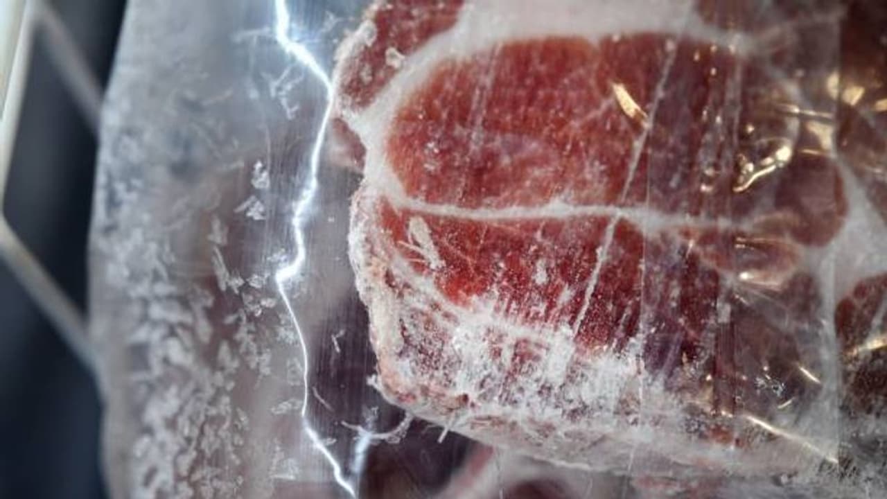 ফের ভাগাড়ের মাংসের ছায়া রাজ্যে, চুঁচুড়া থেকে উদ্ধার ৫৬ কেজি পচা মাংস, গ্রেফতার ব্যবসায়ী