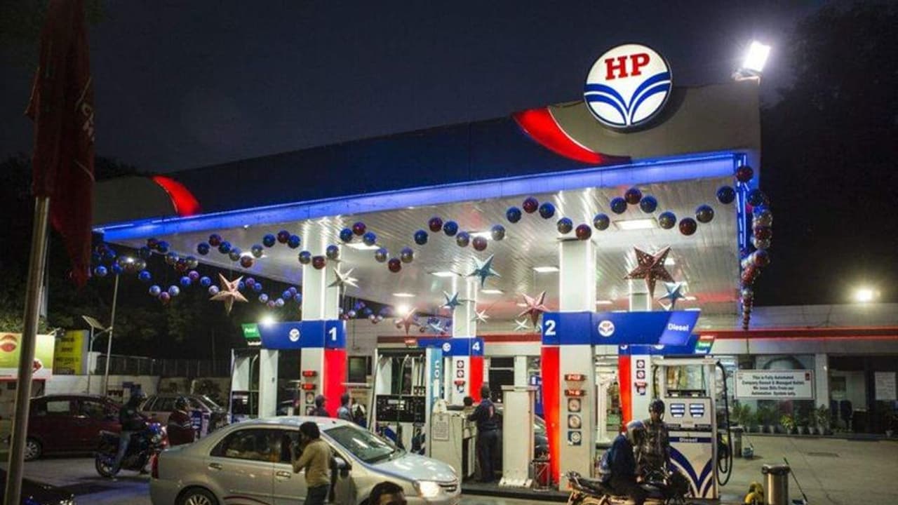 আজ কলকাতায় লিটার প্রতি পেট্রোলের দাম ৯৭ টাকা ৯৭ পয়সা, বেড়েছে ডিজেলের দামও