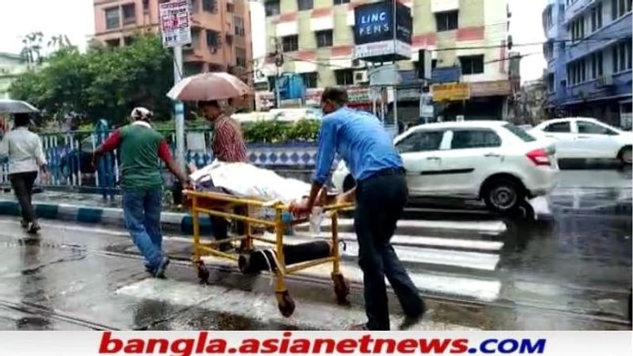 নাকে অক্সিজেন পায়ে স্যালাইন, অঝোর বৃষ্টিতে রোগীকে নিয়ে রাস্তায়, চরম অবহেলা NRS র নাকে অক্সিজেন পায়ে স্যালাইন, অঝোর বৃষ্টিতে রোগীকে নিয়ে রাস্তায়, চরম অবহেলা NRS র