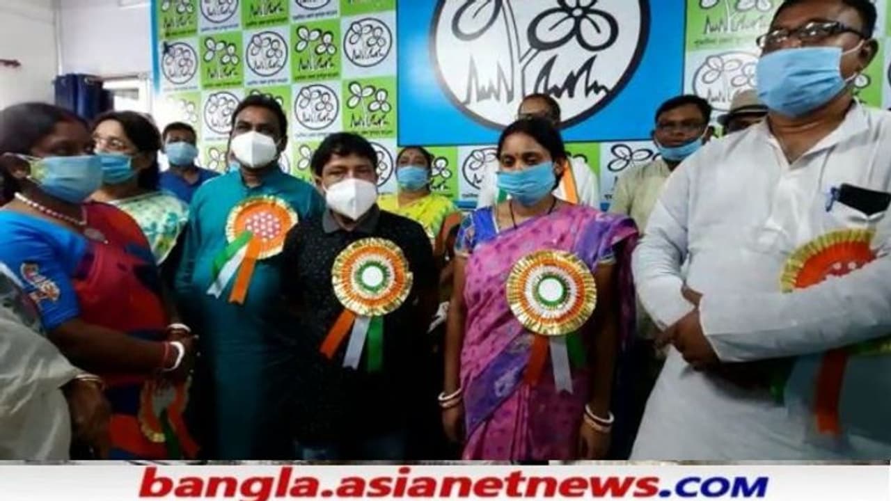 BJP কংগ্রেসে বড় ভাঙ্গন, শনিবার পুরুলিয়া জেলা পরিষদের সংখ্যাগরিষ্ঠরাই যোগ দিলেন তৃণমূলে BJP কংগ্রেসে বড় ভাঙ্গন, শনিবার পুরুলিয়া জেলা পরিষদের সংখ্যাগরিষ্ঠরাই যোগ দিলেন তৃণমূলে