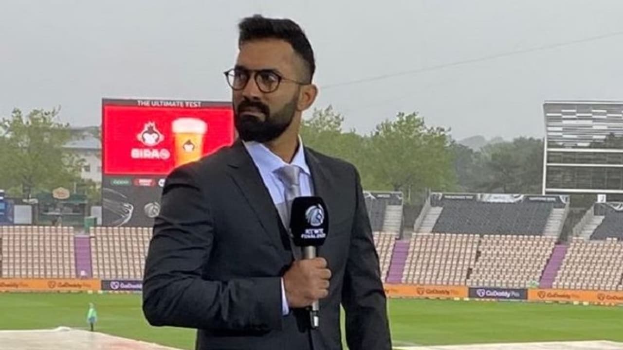 ದಿನೇಶ್ ಕಾರ್ತಿಕ್ ರಾಕ್ಸ್, ನಾಸಿರ್ ಹುಸೈನ್ ಶಾಕ್ಸ್; ಒಂದು ಪ್ರತಿಕ್ರಿಯೆಗೆ ಕಮೆಂಟೇಟರ್ ಟ್ರೋಲ್! ದಿನೇಶ್ ಕಾರ್ತಿಕ್ ರಾಕ್ಸ್, ನಾಸಿರ್ ಹುಸೈನ್ ಶಾಕ್ಸ್; ಒಂದು ಪ್ರತಿಕ್ರಿಯೆಗೆ ಕಮೆಂಟೇಟರ್ ಟ್ರೋಲ್!