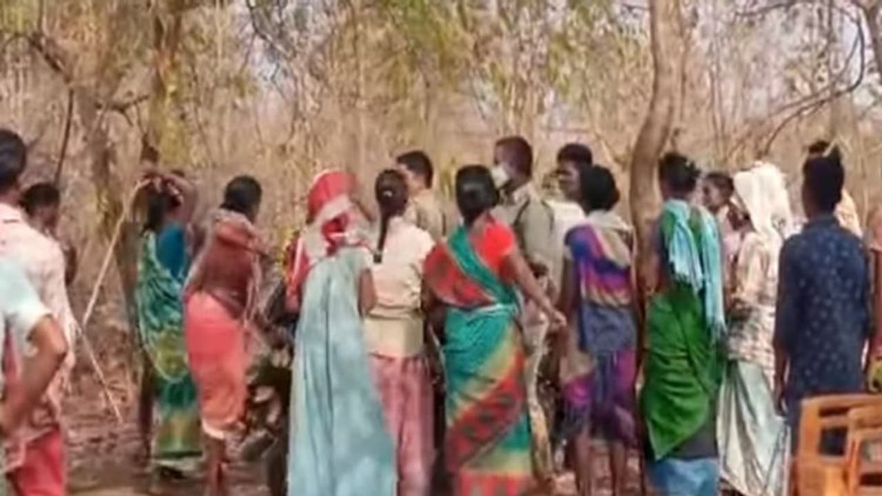 పోడు భూముల వివాదం: వ్యవసాయ పనులను అడ్డుకున్న అటవీ సిబ్బంది, ఉద్రిక్తత