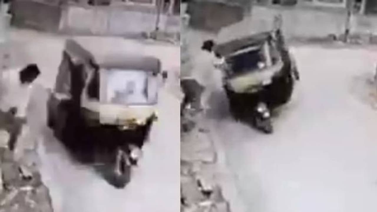 മറിയാൻ തുടങ്ങിയ ഓട്ടോ കൈകൊണ്ട് പിടിച്ചു നിർത്തി യുവാവ്; വീഡിയോ വൈറൽ മറിയാൻ തുടങ്ങിയ ഓട്ടോ കൈകൊണ്ട് പിടിച്ചു നിർത്തി യുവാവ്; വീഡിയോ വൈറൽ