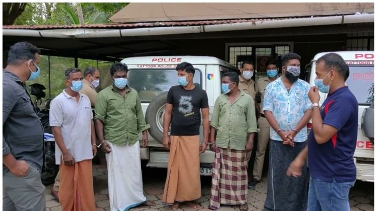 ഇരിങ്ങാലക്കുടയില് മദ്യപാനത്തിനിടെ യുവാവിനെ കൊലപ്പെടുത്തിയ കേസ്; 24 മണിക്കൂറിനിടെ അഞ്ച് പ്രതികളും അറസ്റ്റിൽ ഇരിങ്ങാലക്കുടയില് മദ്യപാനത്തിനിടെ യുവാവിനെ കൊലപ്പെടുത്തിയ കേസ്; 24 മണിക്കൂറിനിടെ അഞ്ച് പ്രതികളും അറസ്റ്റിൽ