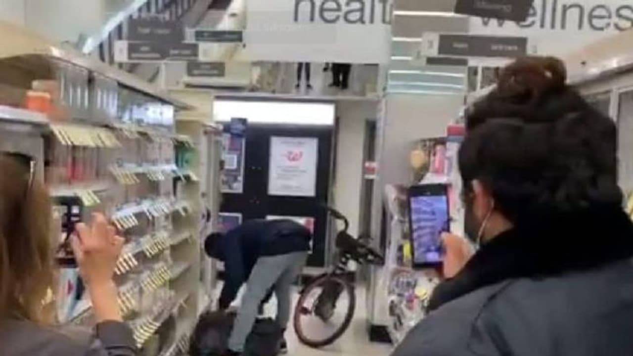 മെഡിക്കൽ ഷോപ്പിൽ കയറി പട്ടാപ്പകൽ മോഷണം; വൈറലായി വീഡിയോ മെഡിക്കൽ ഷോപ്പിൽ കയറി പട്ടാപ്പകൽ മോഷണം; വൈറലായി വീഡിയോ