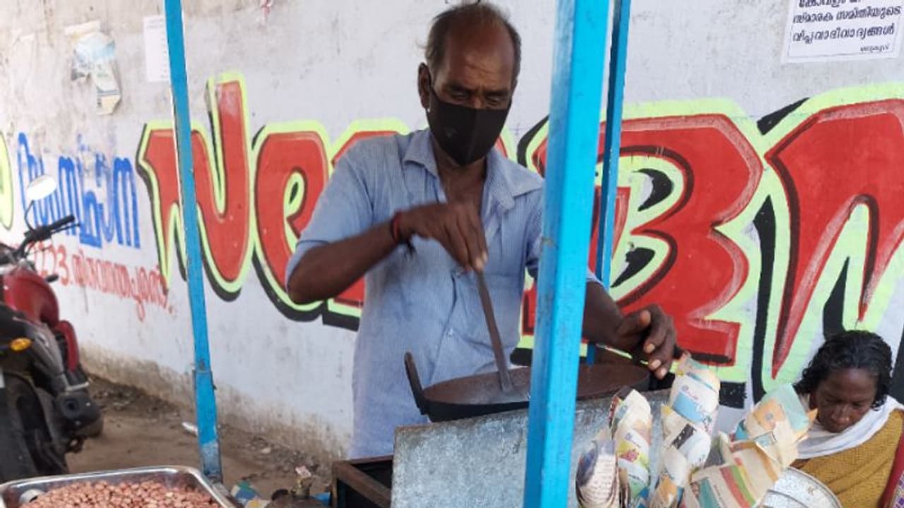 കൊവിഡില് കോവളത്ത് സഞ്ചാരികള് എത്താതായി; ജീവിതം വഴിമുട്ടി കപ്പലണ്ടി കച്ചവടക്കാരൻ മുരുകന് കൊവിഡില് കോവളത്ത് സഞ്ചാരികള് എത്താതായി; ജീവിതം വഴിമുട്ടി കപ്പലണ്ടി കച്ചവടക്കാരൻ മുരുകന്