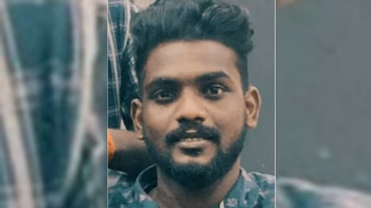 കൊല്ലം പടിഞ്ഞാറെ കല്ലടയിൽ വള്ളം മറിഞ്ഞ് കാണാതായ യുവാക്കളിൽ ഒരാളുടെ മൃതദേഹം കണ്ടെത്തി കൊല്ലം പടിഞ്ഞാറെ കല്ലടയിൽ വള്ളം മറിഞ്ഞ് കാണാതായ യുവാക്കളിൽ ഒരാളുടെ മൃതദേഹം കണ്ടെത്തി