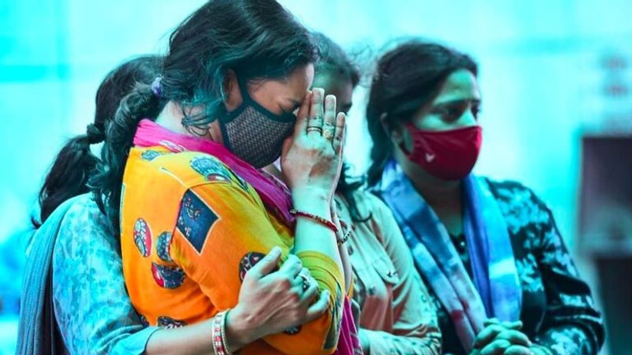 केंद्र ने SC से कहा, कोरोना में जान गंवाने वालों के परिवार को नहीं दे सकते हैं 4 लाख रु. बताई वजह