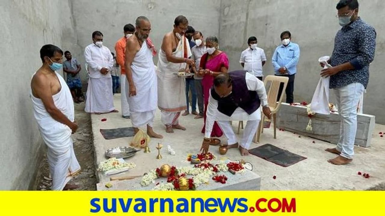 ಬಳ್ಳಾರಿ: ಲಾಕ್ಡೌನ್ ಇದ್ರೂ ಸಚಿವ ಈಶ್ವರಪ್ಪ ದೇಗುಲ ಪೂಜೆ ಬಳ್ಳಾರಿ: ಲಾಕ್ಡೌನ್ ಇದ್ರೂ ಸಚಿವ ಈಶ್ವರಪ್ಪ ದೇಗುಲ ಪೂಜೆ