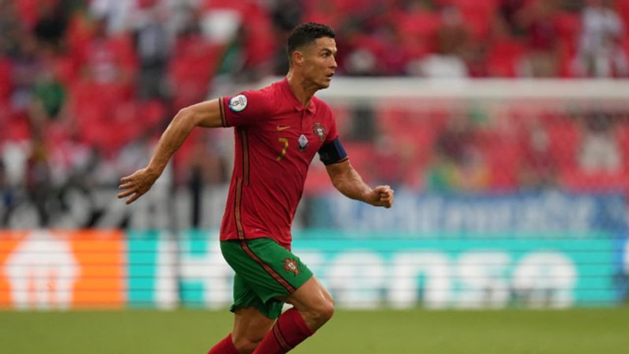 ഫുട്ബോള് കാലിലും ക്യാമറ കൈയിലും ഭദ്രം; പെപ്പെയെ പകര്ത്തി ക്രിസ്റ്റ്യാനോ വീഡിയോ വൈറല് ഫുട്ബോള് കാലിലും ക്യാമറ കൈയിലും ഭദ്രം; പെപ്പെയെ പകര്ത്തി ക്രിസ്റ്റ്യാനോ വീഡിയോ വൈറല്