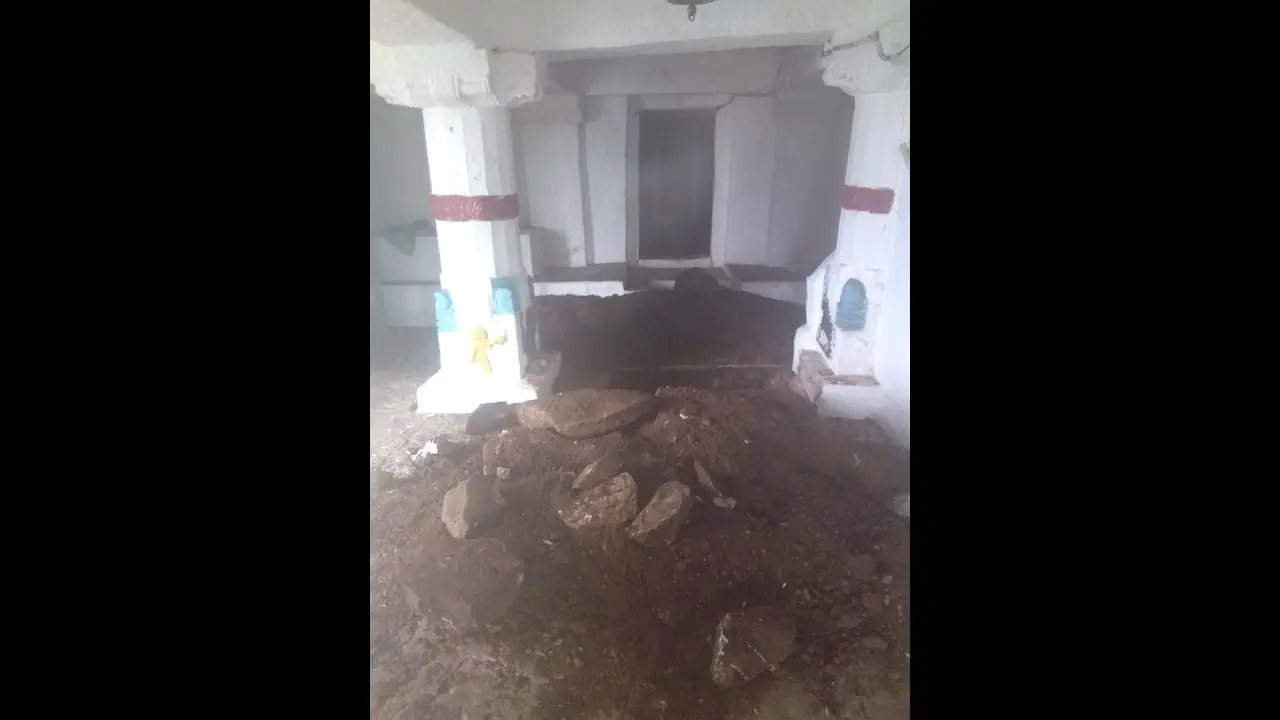 ನಿಧಿಯಾಸೆಗೆ ಹೂವಿನಹಡಗಲಿ ಐತಿಹಾಸಿಕ ದೇಗುಲದ ಗೋಪುರ ಭಗ್ನ! ನಿಧಿಯಾಸೆಗೆ ಹೂವಿನಹಡಗಲಿ ಐತಿಹಾಸಿಕ ದೇಗುಲದ ಗೋಪುರ ಭಗ್ನ!