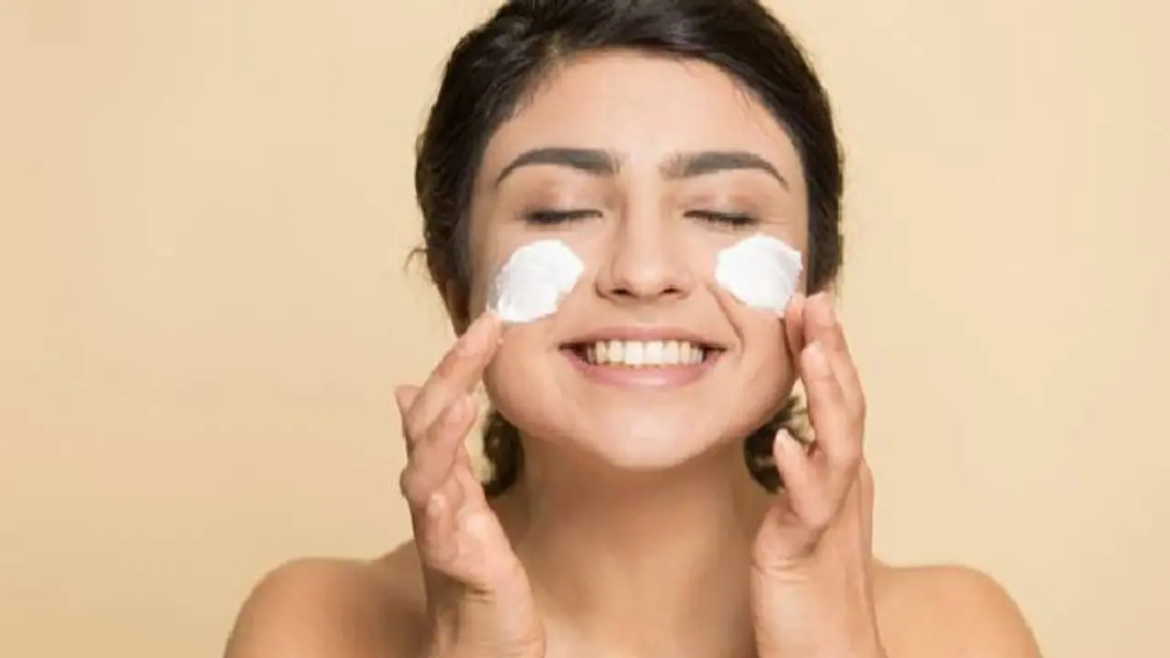 വരണ്ട ചര്മ്മമാണോ? പരീക്ഷിക്കാം ഈ നാല് ഫേസ് പാക്കുകള്... വരണ്ട ചര്മ്മമാണോ? പരീക്ഷിക്കാം ഈ നാല് ഫേസ് പാക്കുകള്...