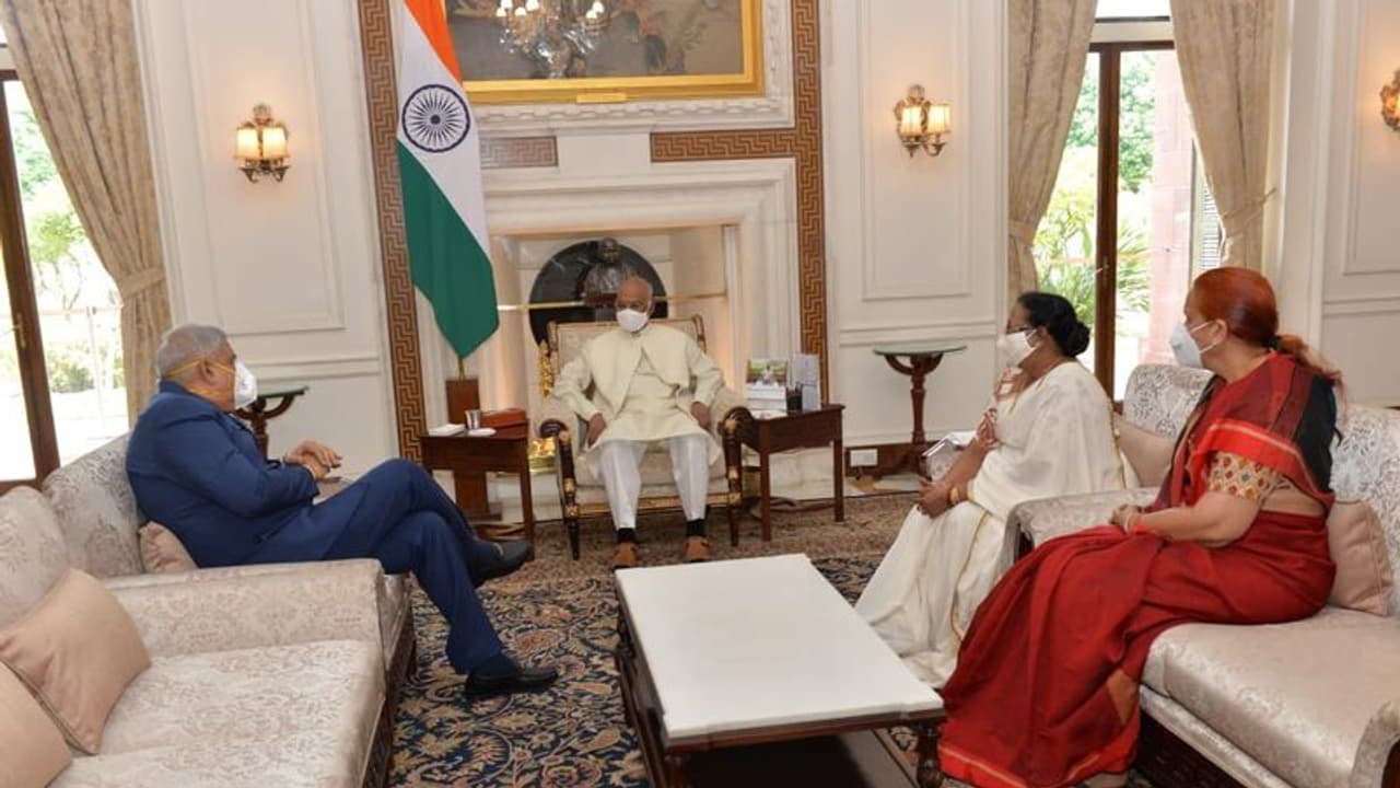 বৈঠকে রাষ্ট্রপতির দিকে পা তুলে বসে রাজ্যপাল, রীতিনীতির পাঠ শেখালেন কুণাল ঘোষ বৈঠকে রাষ্ট্রপতির দিকে পা তুলে বসে রাজ্যপাল, রীতিনীতির পাঠ শেখালেন কুণাল ঘোষ