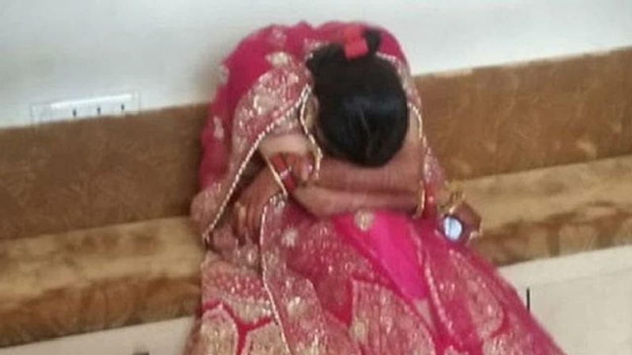 भाई की लाश रखी हुई थी और बहन ले रही थी शादी के 7 फेरे, जिसने भी देखा यह मार्मिक पल वो रो पड़ा भाई की लाश रखी हुई थी और बहन ले रही थी शादी के 7 फेरे, जिसने भी देखा यह मार्मिक पल वो रो पड़ा