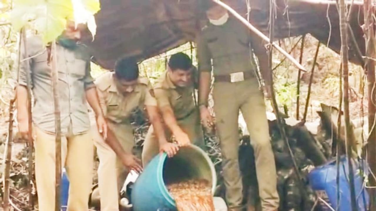 വ്യാജവാറ്റ് കേന്ദ്രം പൊലീസ് തകർത്തു; 150 ലിറ്റർ വാഷും വാറ്റുപകരണങ്ങളും പിടികൂടി വ്യാജവാറ്റ് കേന്ദ്രം പൊലീസ് തകർത്തു; 150 ലിറ്റർ വാഷും വാറ്റുപകരണങ്ങളും പിടികൂടി