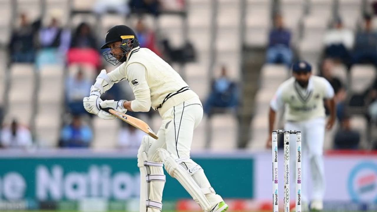 రెండో వికెట్ కోల్పోయిన న్యూజిలాండ్... వెలుతురు లేమితో ముగిసిన రెండో రోజు ఆట...