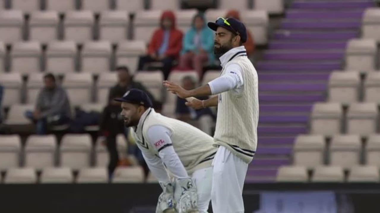 ಮೈದಾನದಲ್ಲಿ ಕೊಹ್ಲಿ ಬಾಂಗ್ರಾ ಡ್ಯಾನ್ಸ್, ಗೆದ್ದರೆ ನಿಮ್ಮೊಂದಿಗೆ ಸ್ಟೆಪ್ಸ್ ಎಂದ ಫ್ಯಾನ್ಸ್! ಮೈದಾನದಲ್ಲಿ ಕೊಹ್ಲಿ ಬಾಂಗ್ರಾ ಡ್ಯಾನ್ಸ್, ಗೆದ್ದರೆ ನಿಮ್ಮೊಂದಿಗೆ ಸ್ಟೆಪ್ಸ್ ಎಂದ ಫ್ಯಾನ್ಸ್!