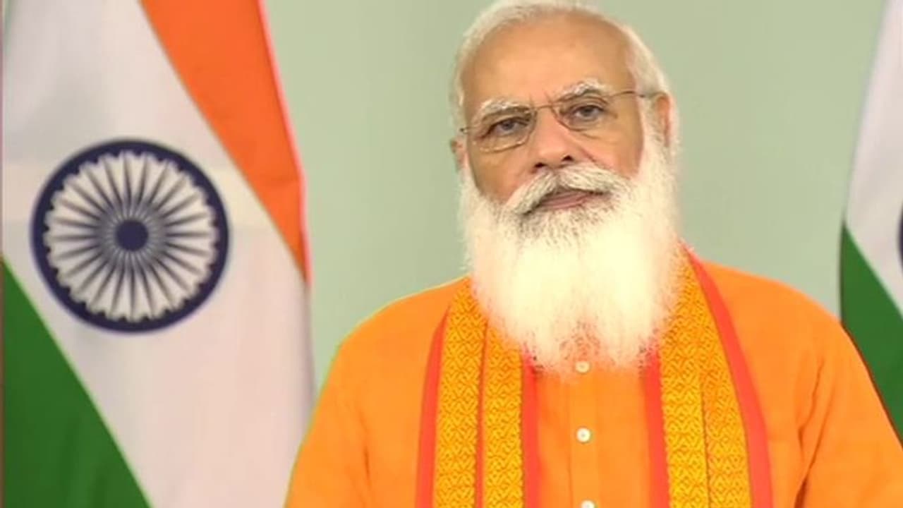 కరోనా వేళ ప్రజలకు యోగా శక్తినిచ్చింది: నరేంద్ర మోడీ కరోనా వేళ ప్రజలకు యోగా శక్తినిచ్చింది: నరేంద్ర మోడీ