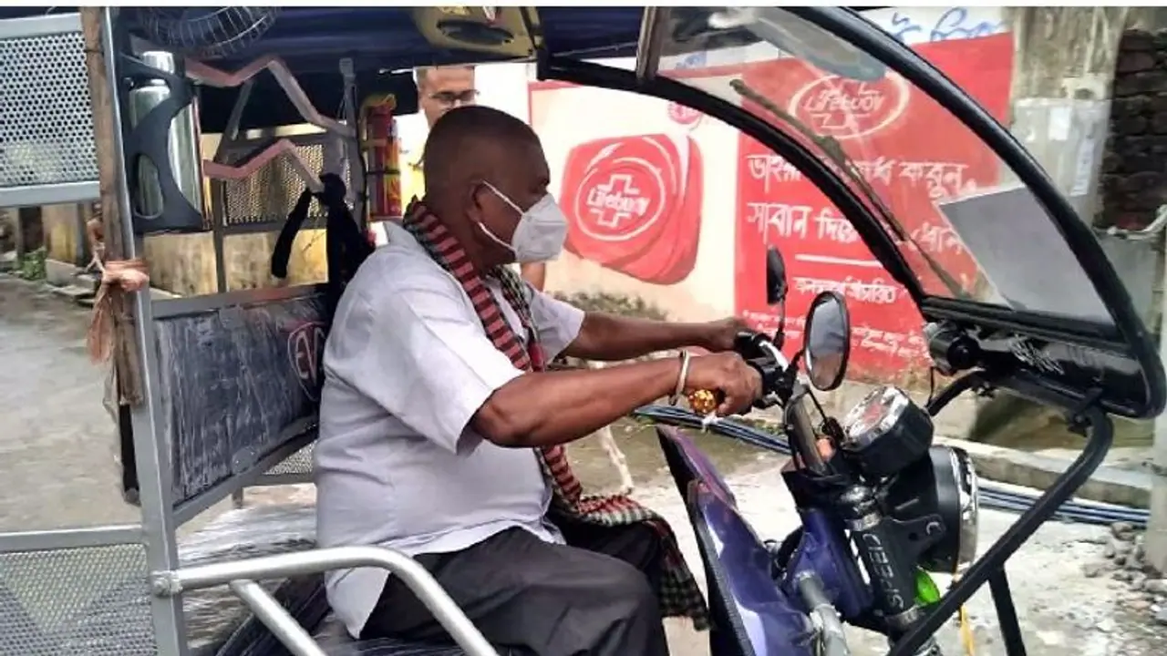 দুয়ারে জনপ্রতিনিধি, প্রবল বৃষ্টিতেও টোটো নিয়ে এলাকা চষে বেড়াচ্ছেন তৃণমূল বিধায়ক দুয়ারে জনপ্রতিনিধি, প্রবল বৃষ্টিতেও টোটো নিয়ে এলাকা চষে বেড়াচ্ছেন তৃণমূল বিধায়ক