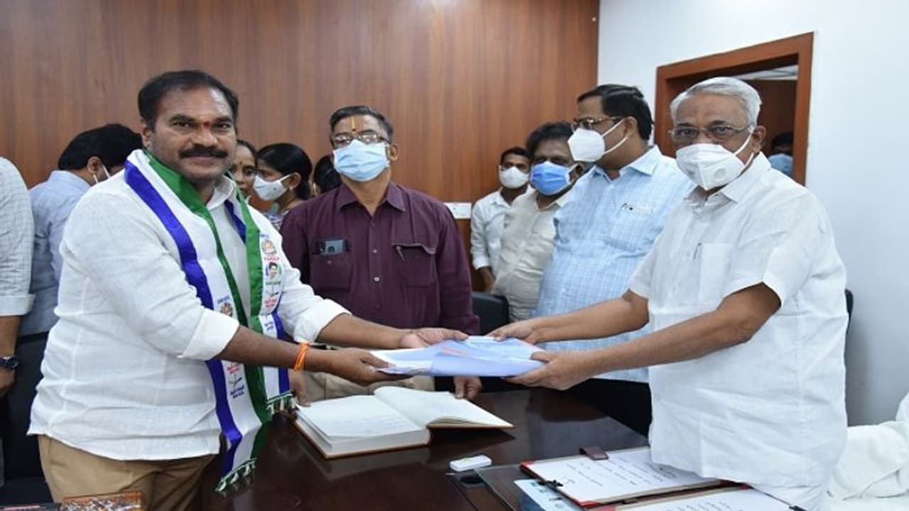 ఏపీలో నలుగురు కొత్త ఎమ్మెల్సీల ప్రమాణ స్వీకారం... ఏపీలో నలుగురు కొత్త ఎమ్మెల్సీల ప్రమాణ స్వీకారం...