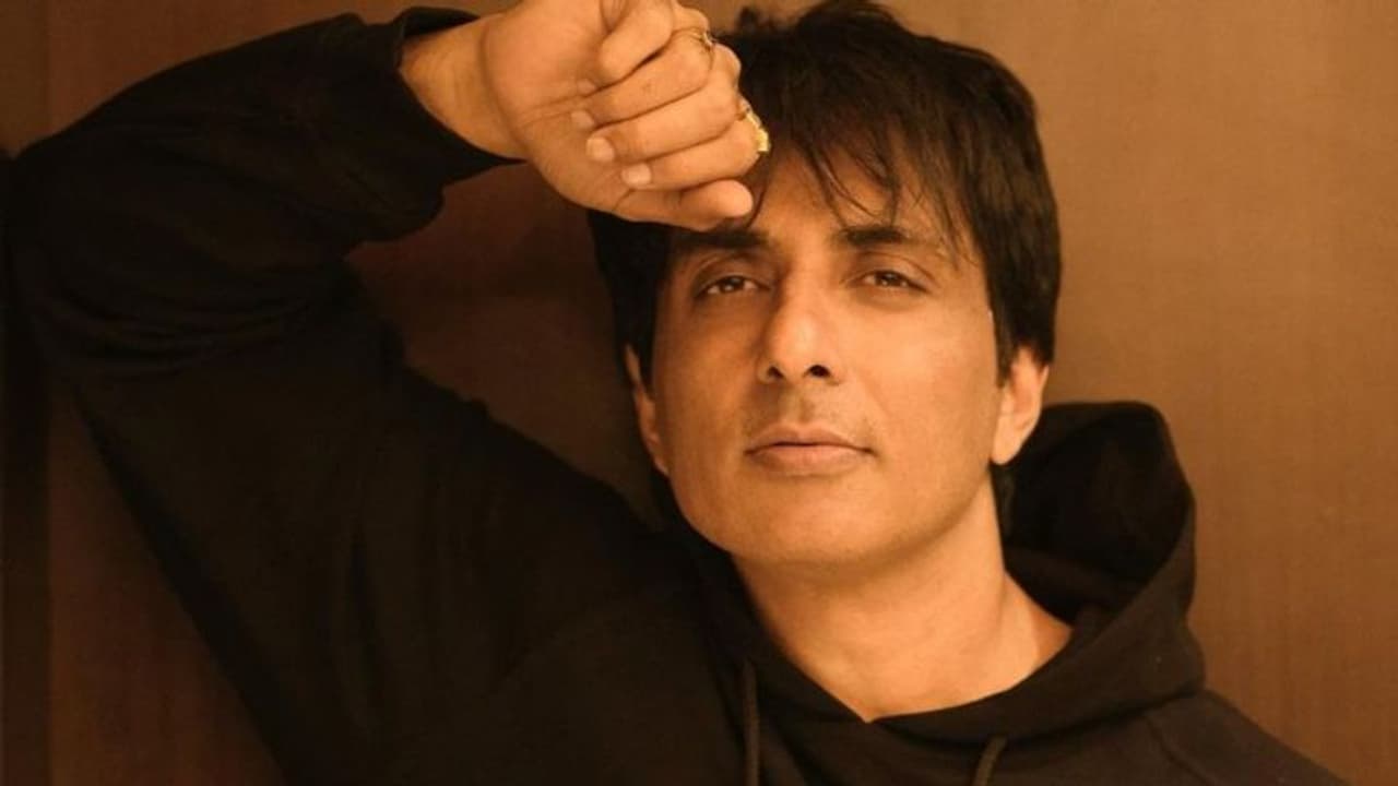 Sonu Sood: আয়কর দফতরের নজরে সোনু সুদ, মুম্বইয়ের ৬টি স্থানে আয়কর 'পর্যবেক্ষণ' Sonu Sood: আয়কর দফতরের নজরে সোনু সুদ, মুম্বইয়ের ৬টি স্থানে আয়কর 'পর্যবেক্ষণ'