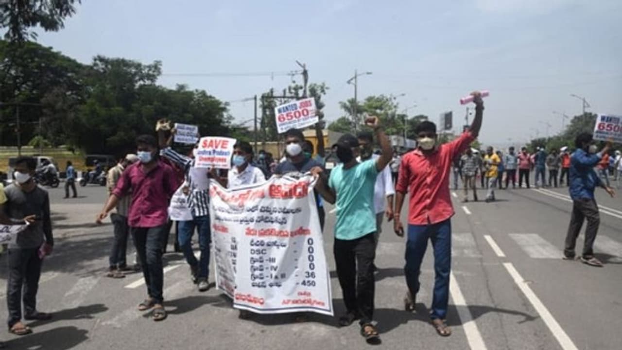 ఏపీ జాబ్ క్యాలెండర్ పై ర్యాలీలు, ఆందోళనలతో నిరుద్యోగుల నిరసనలు.. ఏపీ జాబ్ క్యాలెండర్ పై ర్యాలీలు, ఆందోళనలతో నిరుద్యోగుల నిరసనలు..