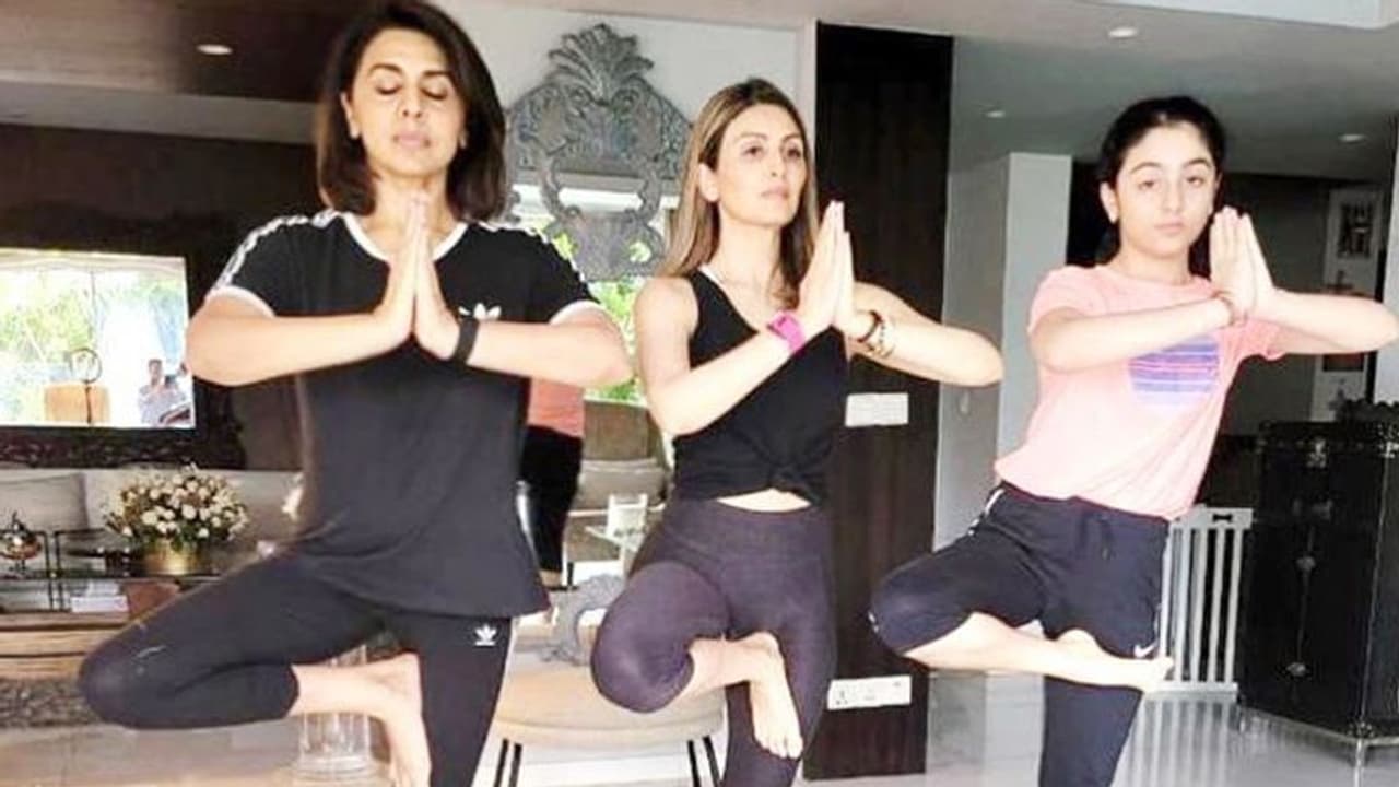 नीतू कपूर ने बेटी और 10 साल की नातिन के साथ किया योग, एक ही फ्रेम में साथ दिखीं 3 पीढ़ियां नीतू कपूर ने बेटी और 10 साल की नातिन के साथ किया योग, एक ही फ्रेम में साथ दिखीं 3 पीढ़ियां