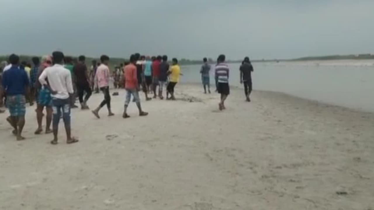 মর্মান্তিক ঘটনা, দাদুর সামনেই নদীতে তলিয়ে গেল একমাত্র নাতি মর্মান্তিক ঘটনা, দাদুর সামনেই নদীতে তলিয়ে গেল একমাত্র নাতি