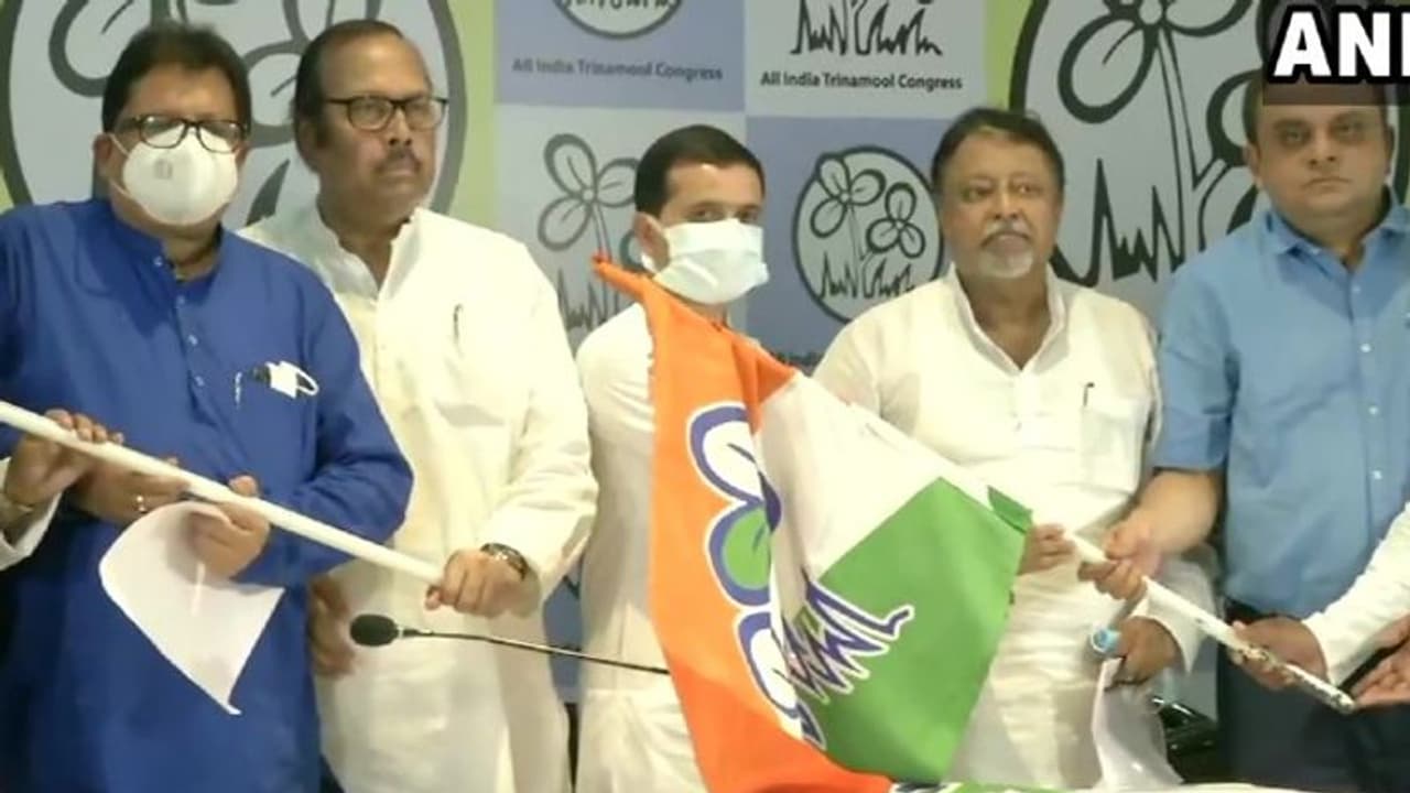 উত্তরবঙ্গে গেরুয়া শিবিরে ভাঙন, মুকুল রায়ের উপস্থিতিতে বিজেপি ছেড়ে তৃণমূলে গঙ্গপ্রসাদ শর্মারা উত্তরবঙ্গে গেরুয়া শিবিরে ভাঙন, মুকুল রায়ের উপস্থিতিতে বিজেপি ছেড়ে তৃণমূলে গঙ্গপ্রসাদ শর্মারা