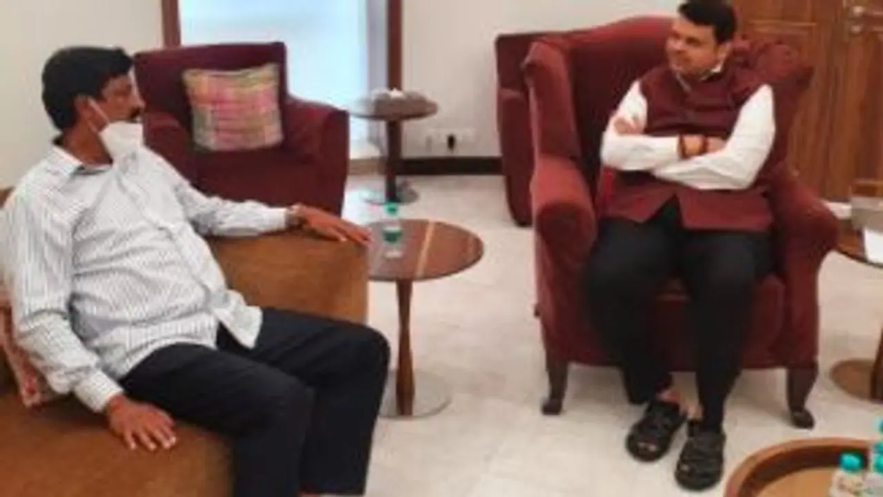 ಮಹಾರಾಷ್ಟ್ರ ರಾಜಕೀಯ ಬೆಳವಣಿಗೆ ಹಿಂದೆ ಜಾರಕಿಹೊಳಿ ಕೈವಾಡ? ಮಹಾರಾಷ್ಟ್ರ ರಾಜಕೀಯ ಬೆಳವಣಿಗೆ ಹಿಂದೆ ಜಾರಕಿಹೊಳಿ ಕೈವಾಡ?