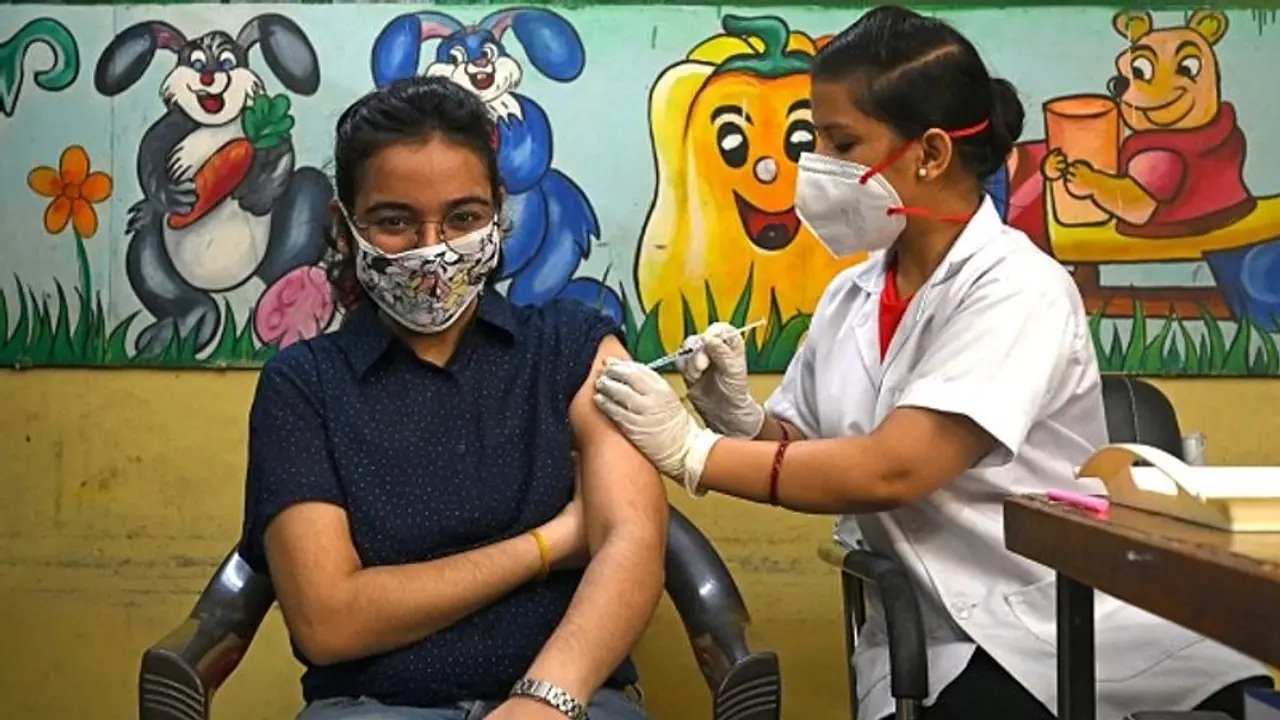 দৈনিক ৩ লক্ষ করে দিতে গেলে ৫ দিনের টিকা মজুত রাজ্যে, বলছে স্বাস্থ্য দফতর দৈনিক ৩ লক্ষ করে দিতে গেলে ৫ দিনের টিকা মজুত রাজ্যে, বলছে স্বাস্থ্য দফতর