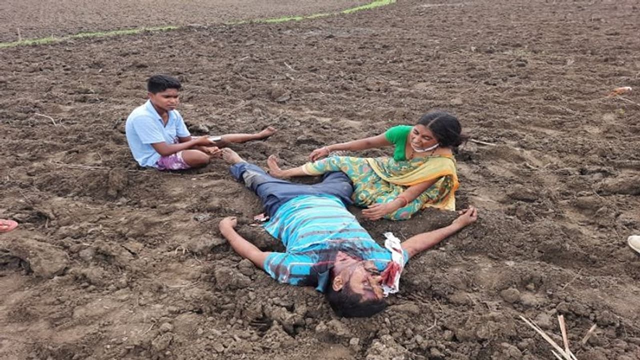 దారుణం : పట్టపగలే తండ్రి, కొడుకులను నరికి చంపిన దుండగులు.. ! దారుణం : పట్టపగలే తండ్రి, కొడుకులను నరికి చంపిన దుండగులు.. !