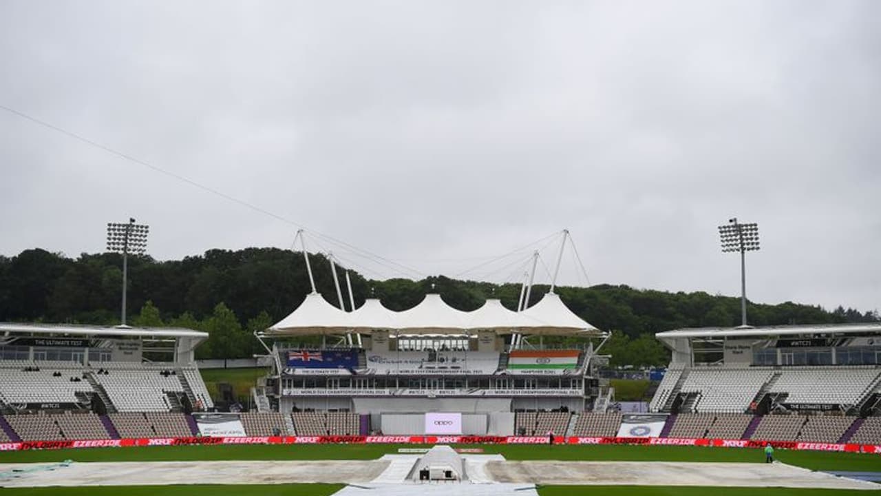 সাউদ্যাম্পটনে ফের ভিলেন বৃষ্টি,চতুর্থ দিনে ভেস্তে গেল প্রথম সেশনের খেলা সাউদ্যাম্পটনে ফের ভিলেন বৃষ্টি,চতুর্থ দিনে ভেস্তে গেল প্রথম সেশনের খেলা