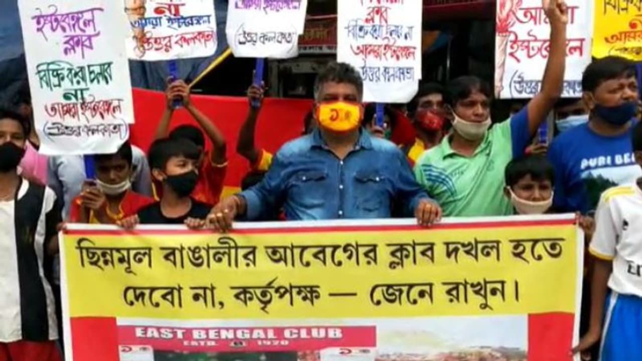 'ক্লাবের স্বার্থ জলাঞ্জলি দিয়ে চুক্তি নয়', রাজপথে বিক্ষোভ ইস্টবেঙ্গল সমর্থকদের