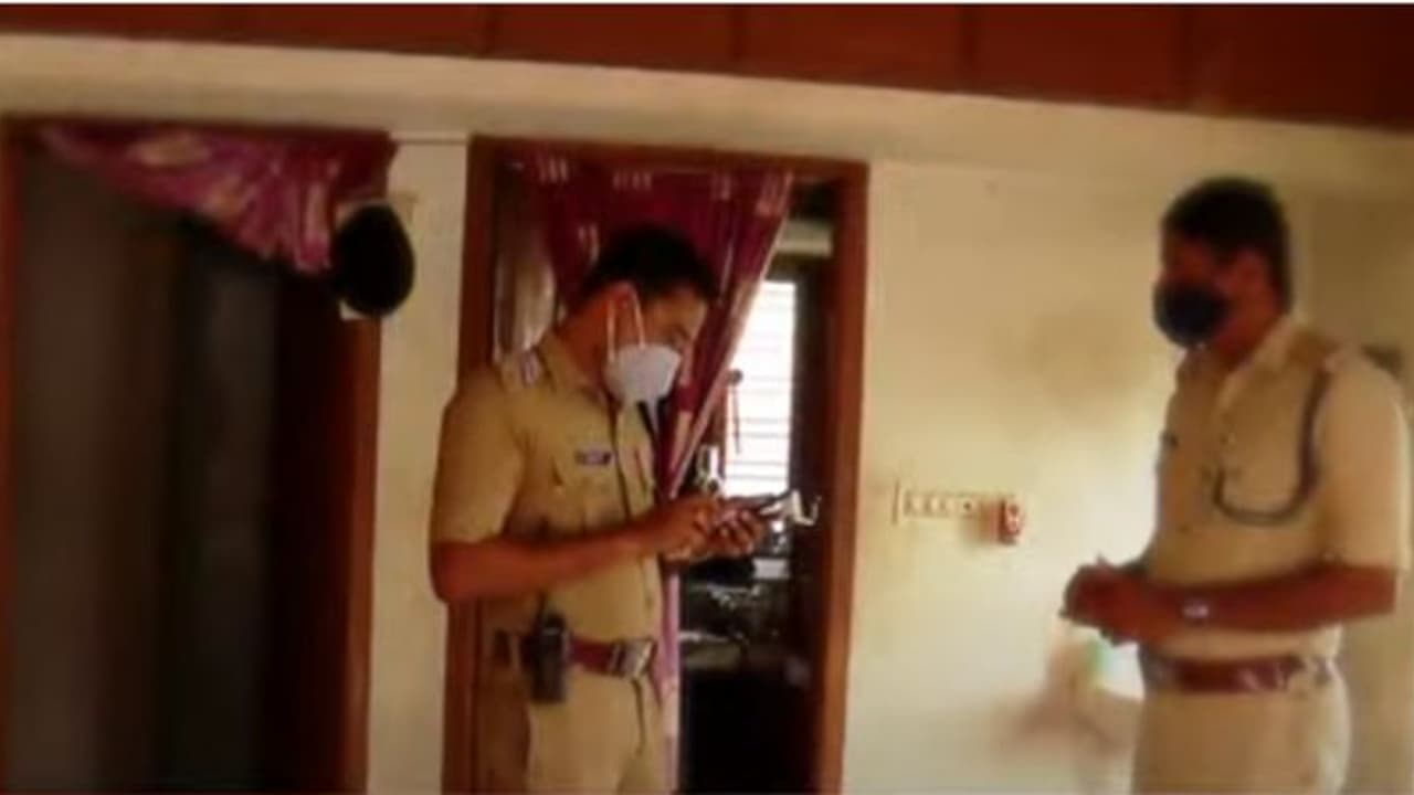 നന്തൻകോട് ഒരു കുടുംബത്തിലെ മൂന്നുപേർ മരിച്ച നിലയിൽ, സയനൈഡ് കഴിച്ചാണെന്ന് സംശയം നന്തൻകോട് ഒരു കുടുംബത്തിലെ മൂന്നുപേർ മരിച്ച നിലയിൽ, സയനൈഡ് കഴിച്ചാണെന്ന് സംശയം