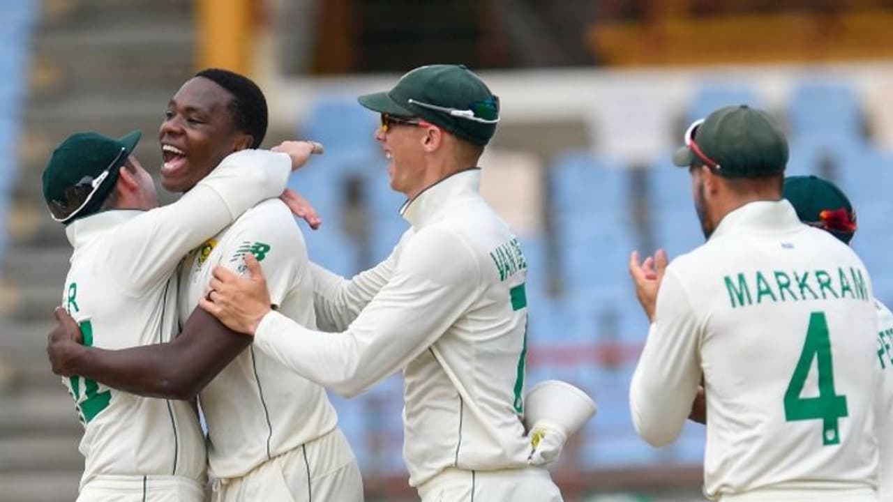 முதல் டெஸ்ட்டில் தென்னாப்பிரிக்க பவுலர்களிடம் மண்டியிட்டு சரணடைந்த இங்கிலாந்து.. சொற்ப ரன்களுக்கு ஆல் அவுட் முதல் டெஸ்ட்டில் தென்னாப்பிரிக்க பவுலர்களிடம் மண்டியிட்டு சரணடைந்த இங்கிலாந்து.. சொற்ப ரன்களுக்கு ஆல் அவுட்