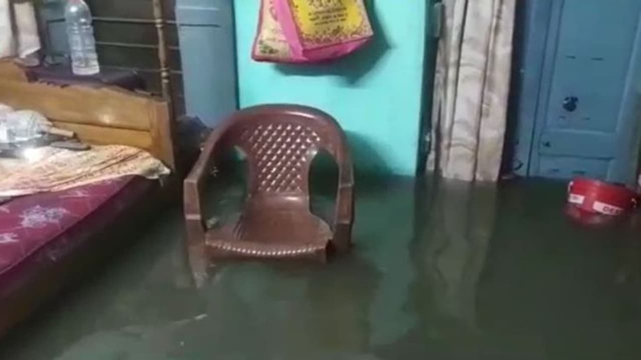 প্লাস্টিক জমে বন্ধ নিকাশী নালা, হাঁটু জল গলসিতে প্লাস্টিক জমে বন্ধ নিকাশী নালা, হাঁটু জল গলসিতে