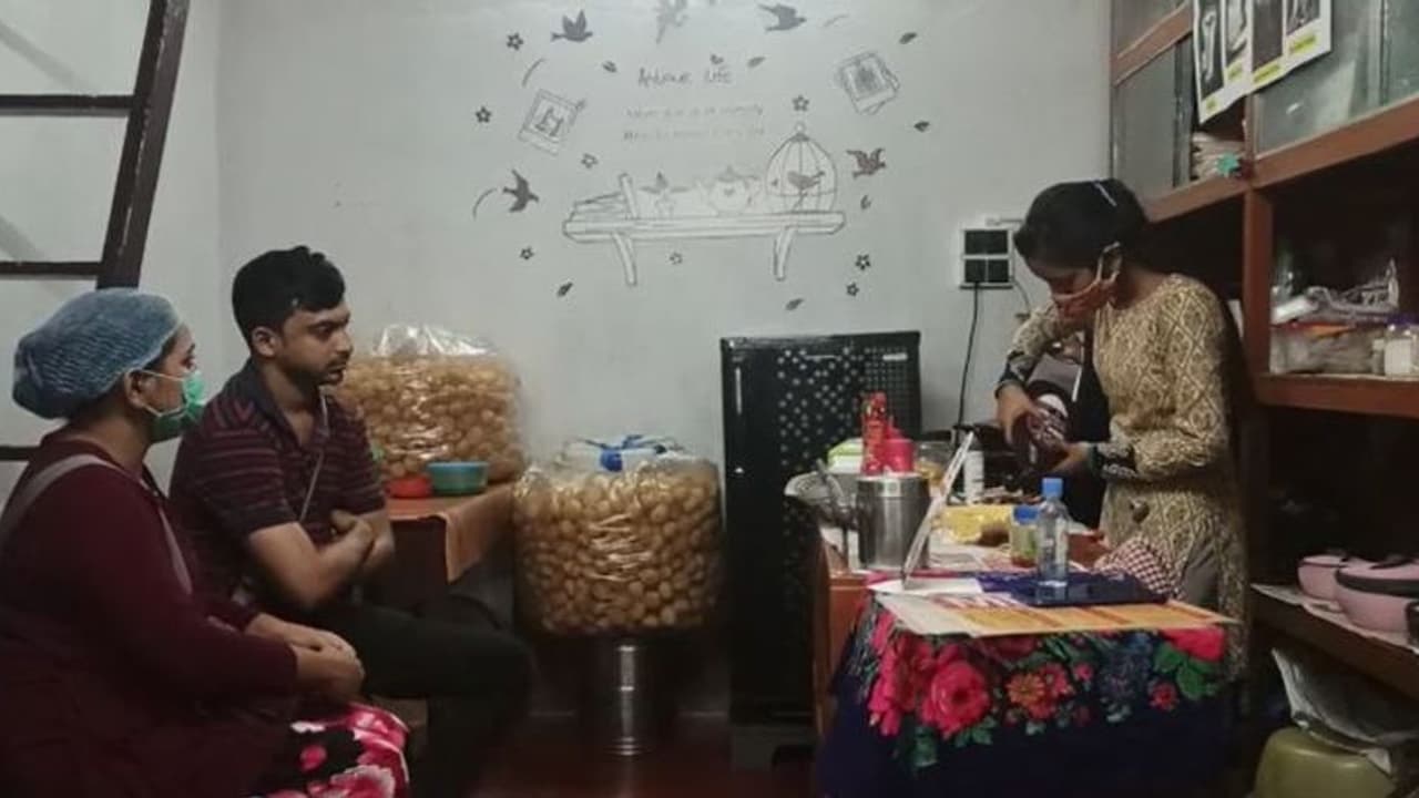 পথ দেখাচ্ছে 'ফুচকাwala', নতুন ভোরের খোঁজে ইঞ্জিনিয়ার ভাই বোন