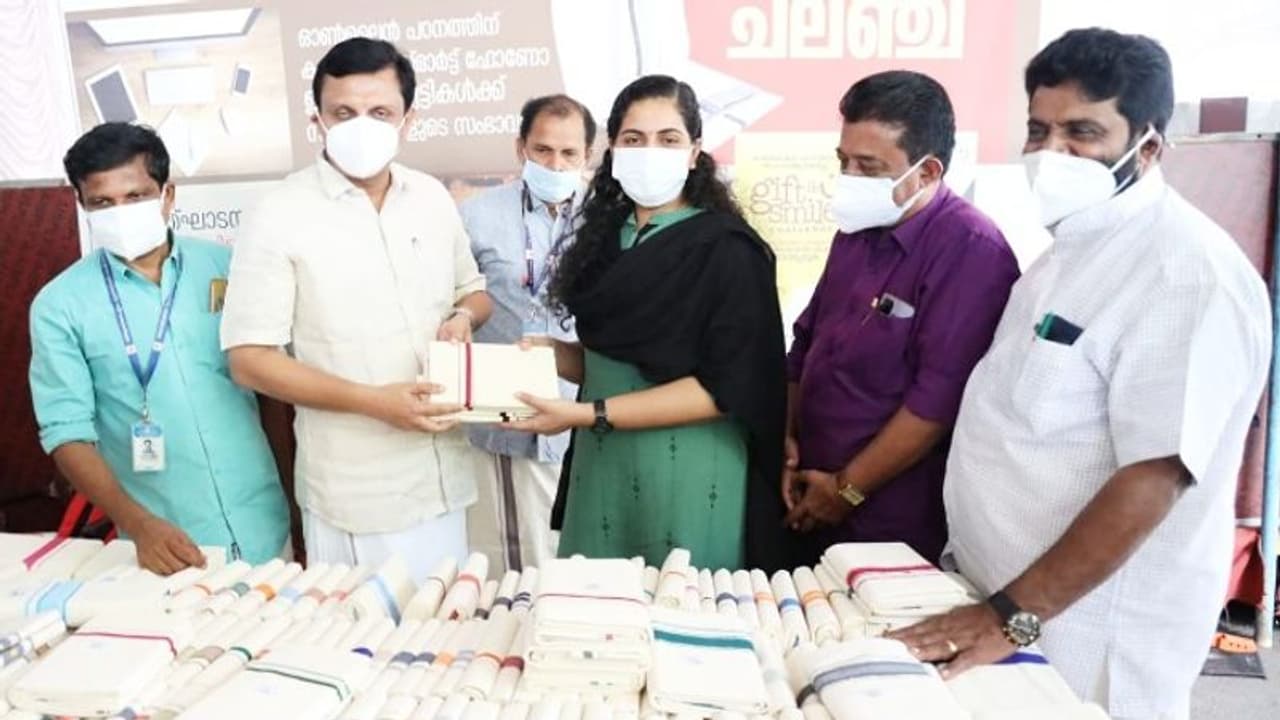 തിരുവനന്തപുരം നഗരസഭയുടെ മുണ്ട് ചലഞ്ചിൽ പങ്കാളിയായി മന്ത്രി മുഹമ്മദ് റിയാസ് തിരുവനന്തപുരം നഗരസഭയുടെ മുണ്ട് ചലഞ്ചിൽ പങ്കാളിയായി മന്ത്രി മുഹമ്മദ് റിയാസ്