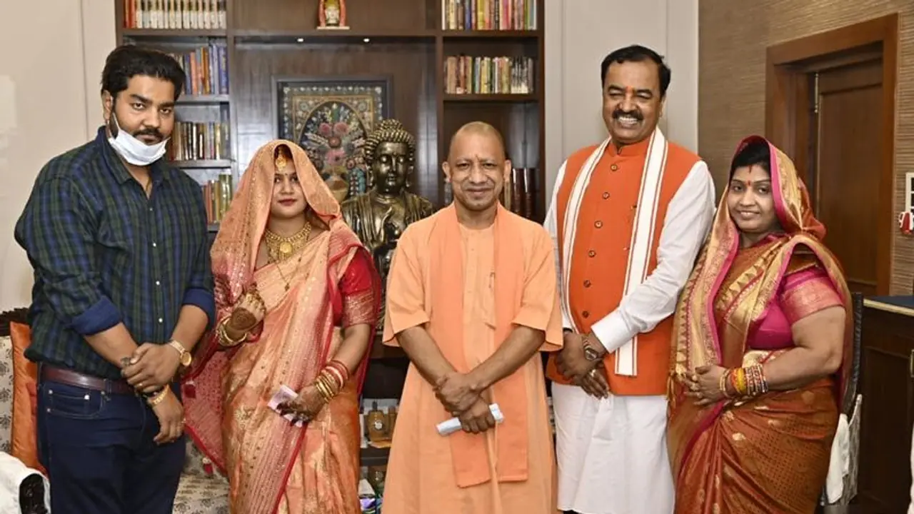 CM योगी पहली बार डिप्टी CM केशव मौर्य के घर पहुंचे, साढ़े 4 साल में यह पहला मौका..सियासी हलचल तेज CM योगी पहली बार डिप्टी CM केशव मौर्य के घर पहुंचे, साढ़े 4 साल में यह पहला मौका..सियासी हलचल तेज