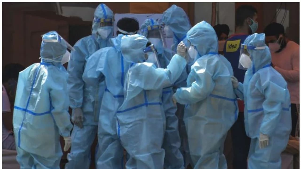 ടിപിആർ പത്തിനു മുകളിൽ തന്നെ; 88 പ്രദേശങ്ങളിൽ ടിപിആർ 18ന് മുകളിൽ; ഇന്ന് 12,868 രോഗികൾ; 124 മരണം ടിപിആർ പത്തിനു മുകളിൽ തന്നെ; 88 പ്രദേശങ്ങളിൽ ടിപിആർ 18ന് മുകളിൽ; ഇന്ന് 12,868 രോഗികൾ; 124 മരണം