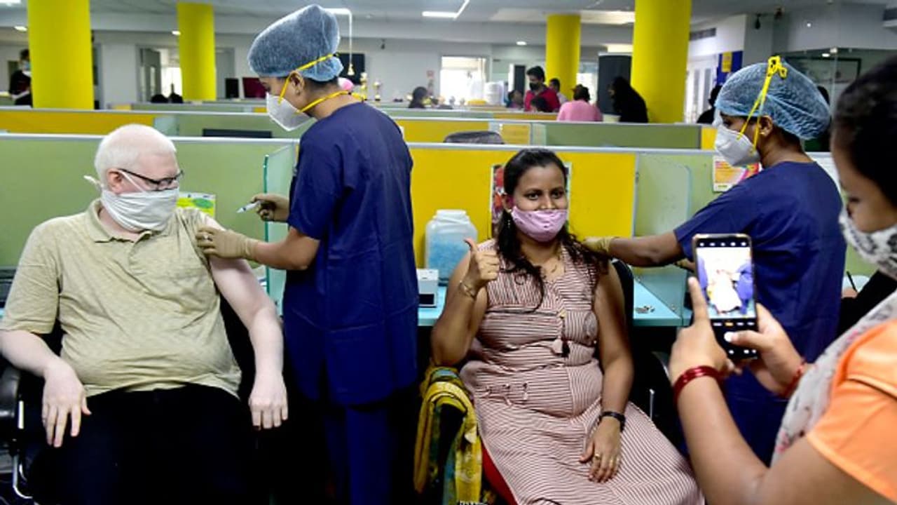 Vaccination in India: रिकार्ड बनाकर सुस्त पड़े कई राज्य, 54.24 लाख को लगी वैक्सीन Vaccination in India: रिकार्ड बनाकर सुस्त पड़े कई राज्य, 54.24 लाख को लगी वैक्सीन