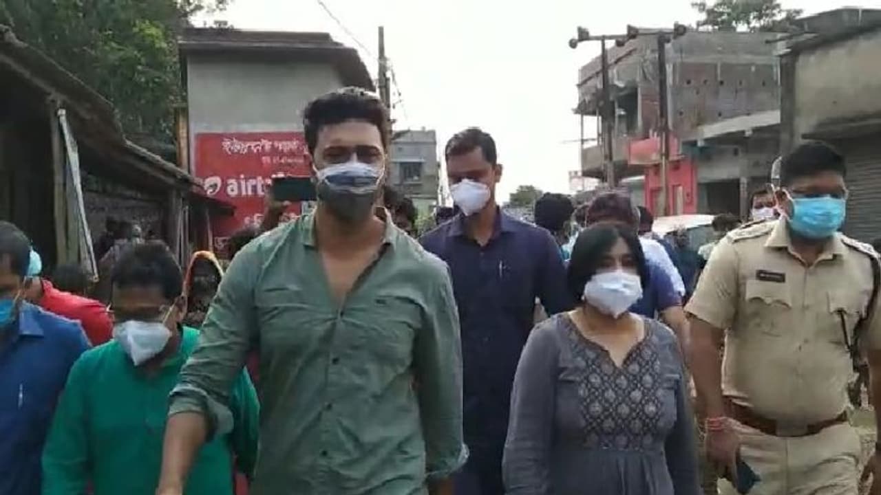 মানুষ সমান জল পেরিয়ে মানুষের কাছে অভিনেতা সাংসদ দেব, দেখুন ছবি