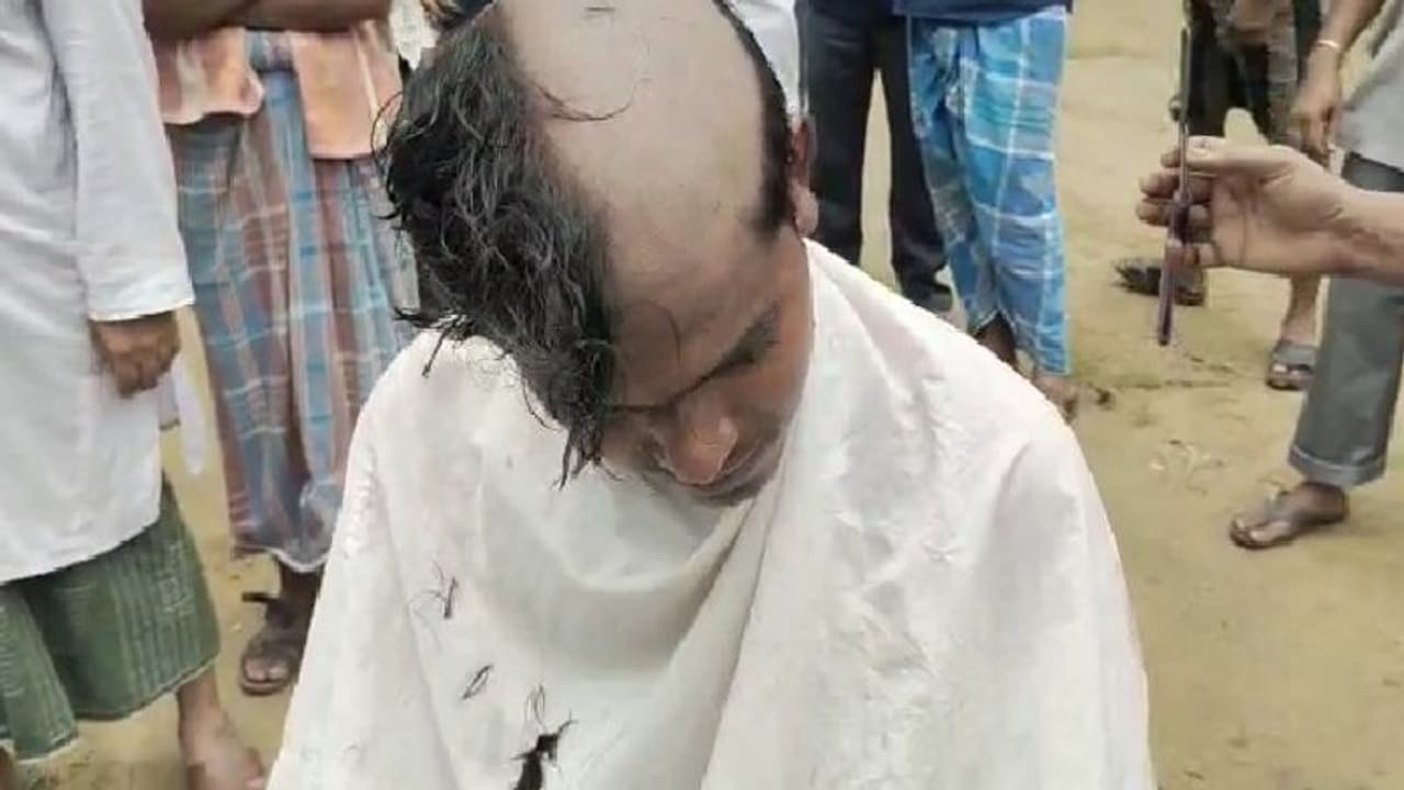 বিজেপিতে যাওয়ার প্রায়শ্চিত্ত, মাথা ন্যাড়া করে ফের তৃণমূলে যোগ কর্মীদের বিজেপিতে যাওয়ার প্রায়শ্চিত্ত, মাথা ন্যাড়া করে ফের তৃণমূলে যোগ কর্মীদের