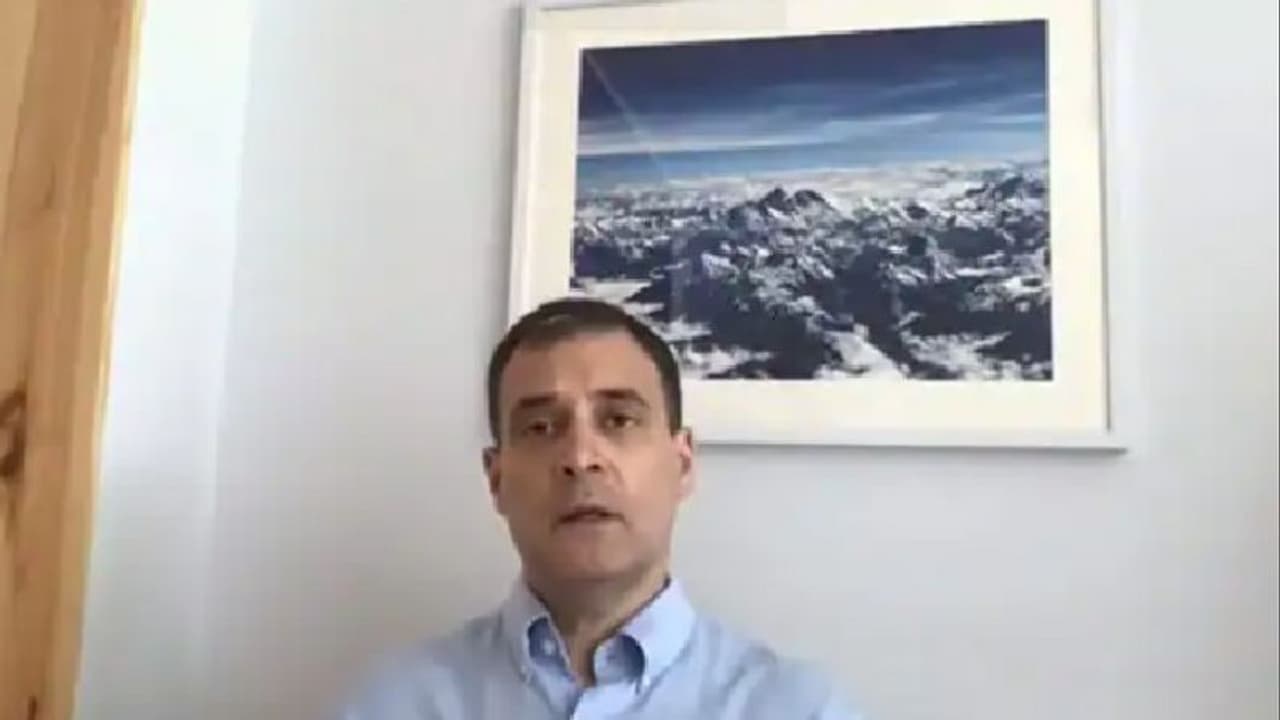 രാഹുല് ഗാന്ധിയുടെ പിറകില് കാണുന്ന ഫോട്ടോയെ കുറിച്ച് ചോദ്യം; ഒടുവില് ഫോട്ടോഗ്രാഫറെ അറിഞ്ഞപ്പോള് കൗതുകം രാഹുല് ഗാന്ധിയുടെ പിറകില് കാണുന്ന ഫോട്ടോയെ കുറിച്ച് ചോദ്യം; ഒടുവില് ഫോട്ടോഗ്രാഫറെ അറിഞ്ഞപ്പോള് കൗതുകം