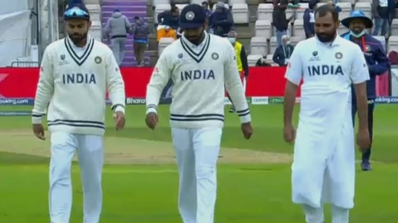 ടവ്വല് ഉടുതുണിയാക്കി ഷമി; ആഘോഷമാക്കി ട്രോളര്മാര് ടവ്വല് ഉടുതുണിയാക്കി ഷമി; ആഘോഷമാക്കി ട്രോളര്മാര്