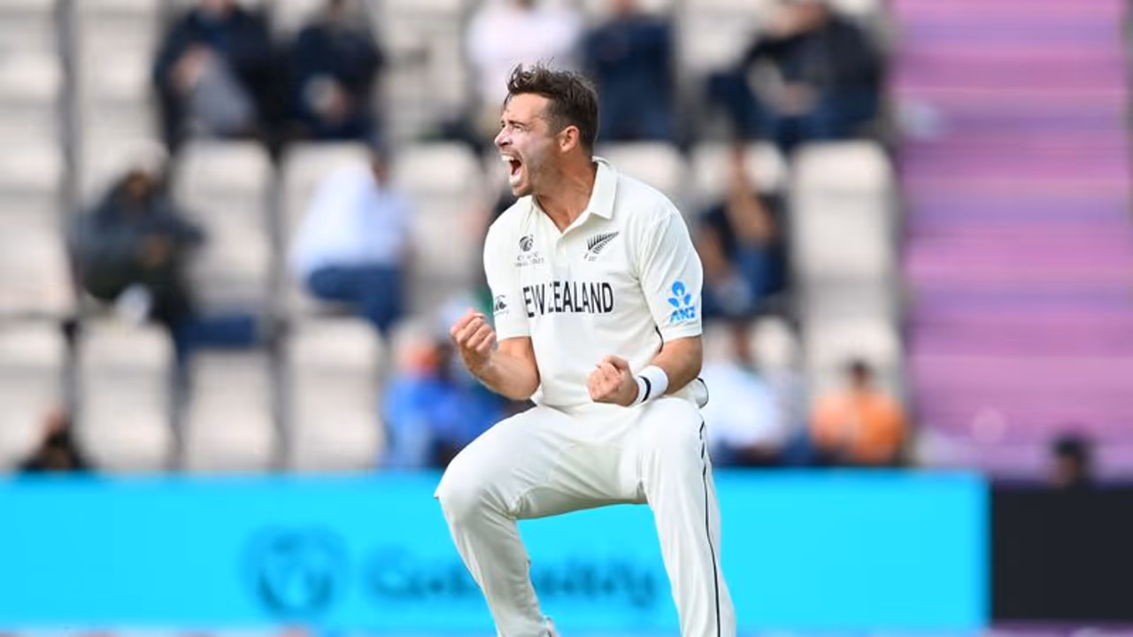 ഇംഗ്ലണ്ടിന് സൗത്തിയും ബോള്ട്ടും മറുപടി നല്കി; ന്യൂസിലന്ഡിനെതിരെ ഒമ്പത് റണ്സിന്റെ ലീഡ് മാത്രം ഇംഗ്ലണ്ടിന് സൗത്തിയും ബോള്ട്ടും മറുപടി നല്കി; ന്യൂസിലന്ഡിനെതിരെ ഒമ്പത് റണ്സിന്റെ ലീഡ് മാത്രം