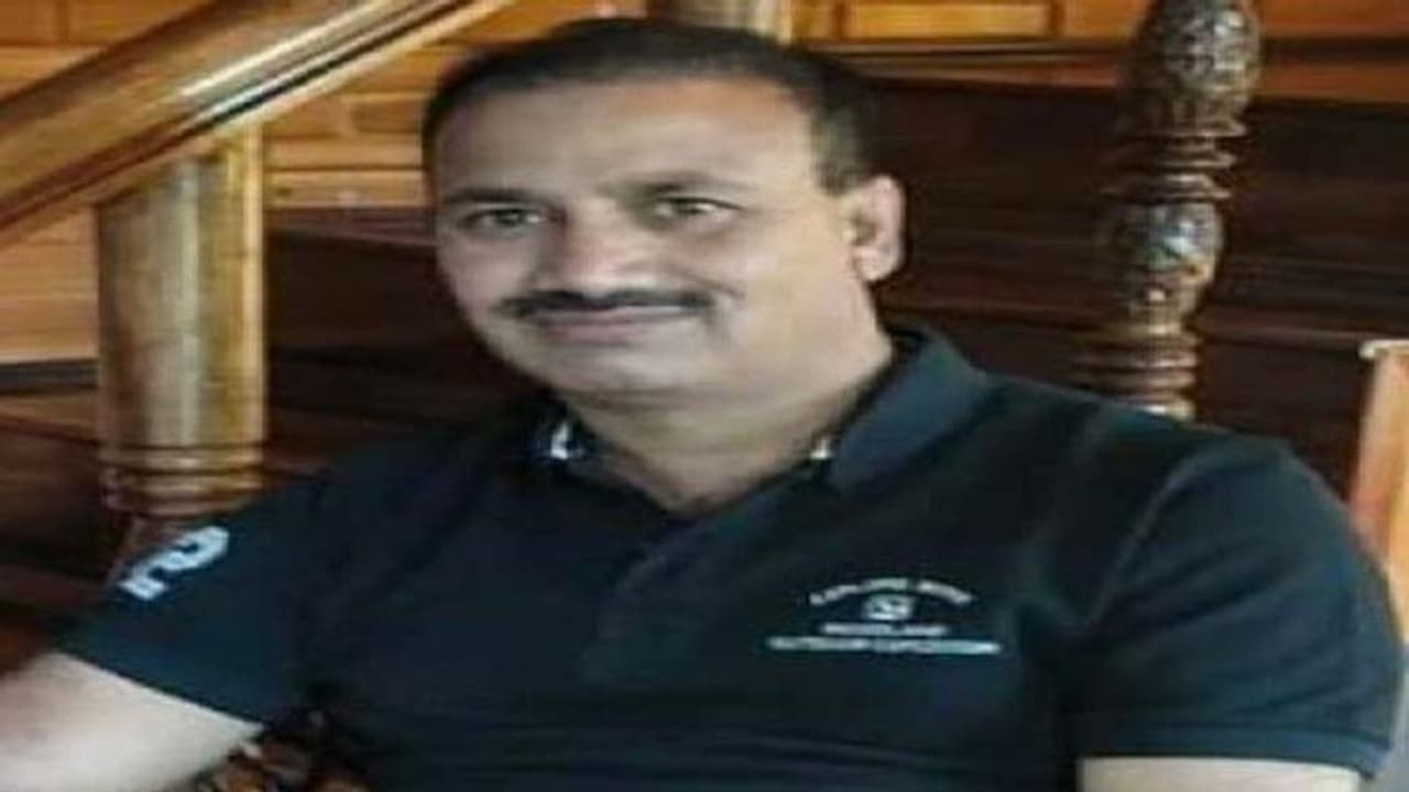 जम्मू कश्मीरः सीआईडी इंस्पेक्टर की श्रीनगर में आतंकवादियों ने मारी गोली, नमाज पढ़कर लौट रहे थे जम्मू कश्मीरः सीआईडी इंस्पेक्टर की श्रीनगर में आतंकवादियों ने मारी गोली, नमाज पढ़कर लौट रहे थे