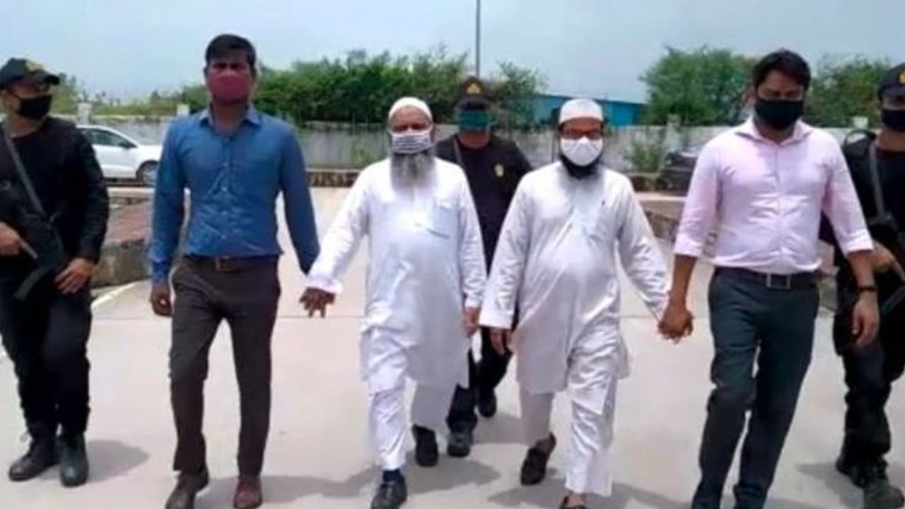 कई राज्यों में फैला है धर्मांतरण नेटवर्क, उमर गौतम 22 बार अमेरिका इंग्लैंड है जा चुका, NIA कर सकती है जांच कई राज्यों में फैला है धर्मांतरण नेटवर्क, उमर गौतम 22 बार अमेरिका इंग्लैंड है जा चुका, NIA कर सकती है जांच